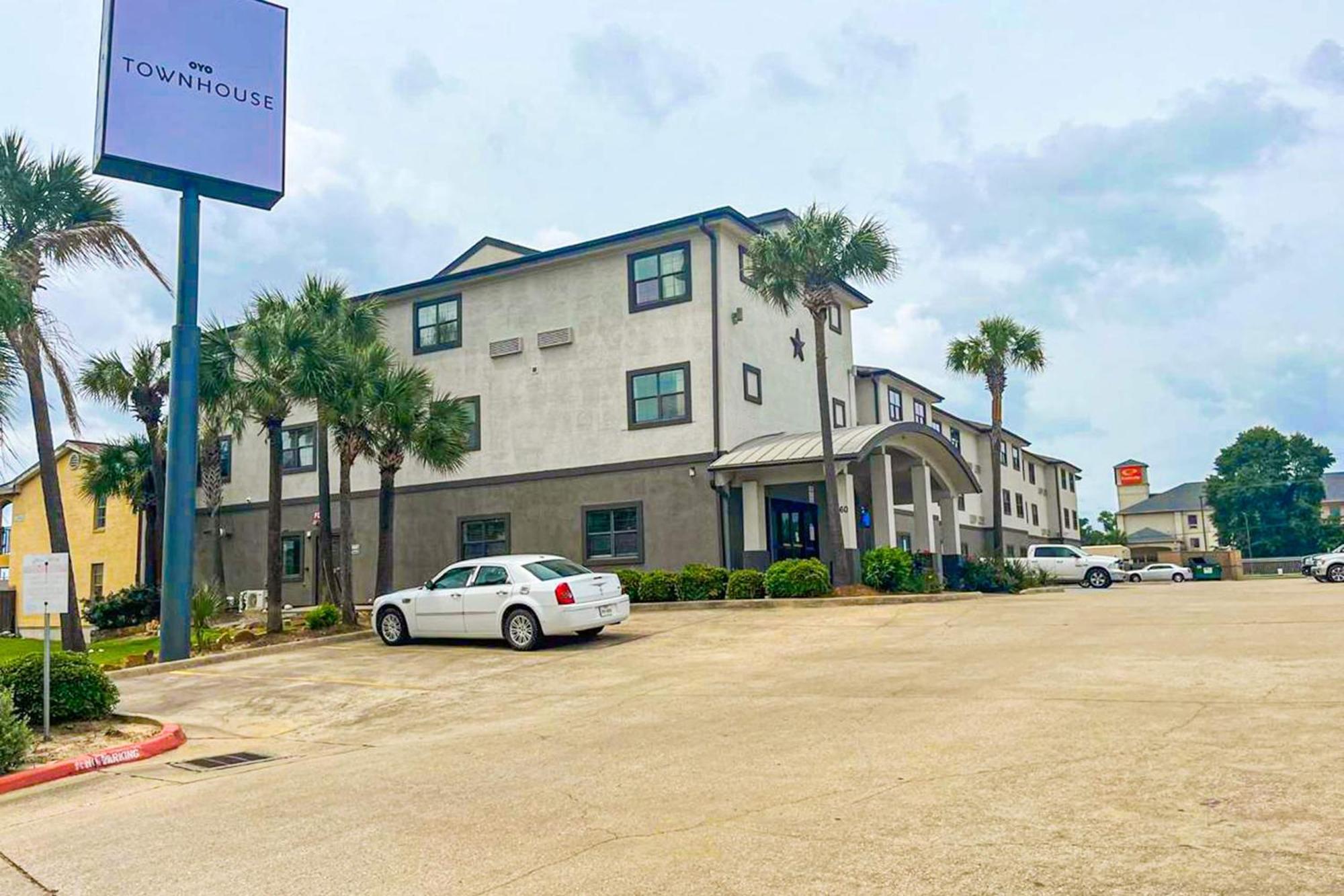 Oyo Townhouse Beaumont Medical Center Area Hotel Exterior photo