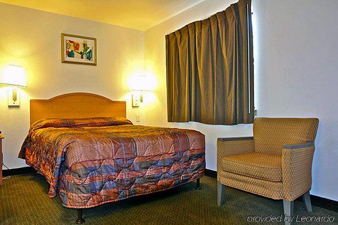 Oyo Townhouse Beaumont Medical Center Area Hotel Room photo